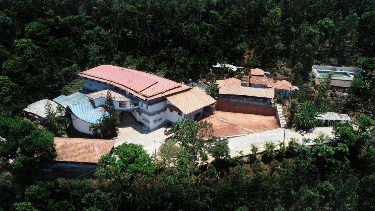 La Flora Beverly Hill Resort Madikeri Buitenkant foto